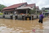 Warga berjalan melewati banjir di Kramatwatu, Kabupaten Serang, Banten, Kamis (9/1/2025). Banjir akibat luapan Kali Tunggul tersebut menggenangi puluhan rumah hingga setinggi 30 sentimeter. ANTARA FOTO/Putra M. Akbar/gp