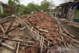 Warga melihat rumah yang ambruk akibat diterjang angin puting beliung di Desa Pabean ilir, Pasekan, Indramayu, Jawa Barat, rabu (8/1/2025). Angin puting beliung yang terjadi pada Rabu (8/1/2025) dini hari itu mengakibatkan 23 rumah di desa itu mengalami kerusakan. ANTARA FOTO/Dedhez Anggara/agr
