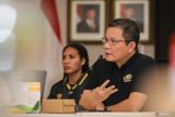 Wakil Direktur Proliga Reginal Nelwan (kanan) bersama  Pevoli Gresik Petrokimia Pupuk Indonesia (GPPI) Mediol Yoku (kiri) menjawab pertanyaan wartawan saat konferensi pers jelang PLN Mobile Proliga 2025 putaran pertama minggu kedua di Gresik, Jawa Timur, Kamis (9/1/2025). Putaran pertama minggu kedua PLN Mobile Proliga 2025 akan digelar 10-12 Mei 2025 di GOR Tri Dharma, Gresik. ANTARA Jatim/Rizal Hanafi/mas.