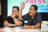 Wakil Direktur Proliga Reginal Nelwan (kiri) bersama Pelatih Gresik Petrokimia Pupuk Indonesia (GPPI) Ayub Hidayat (kanan) menjawab pertanyaan wartawan saat konferensi pers jelang PLN Mobile Proliga 2025 putaran pertama minggu kedua di Gresik, Jawa Timur, Kamis (9/1/2025). Putaran pertama minggu kedua PLN Mobile Proliga 2025 akan digelar 10-12 Mei 2025 di GOR Tri Dharma, Gresik. ANTARA Jatim/Rizal Hanafi/mas.