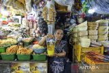 Pedagang menunjukan minyakita di salah satu jongko di Pasar Kosambi, Bandung, Jawa Barat, Rabu (8/1/2025). Pedagang mengungkapkan, sejak Desember 2024, pasokan Minyakita di Pasar Kosambi turun hanya 1 dus per pedagang sehingga menyebabkan kelangkaan di pasar tersebut dan kenaikan harga dari Rp16.000 menjadi Rp17.000. ANTARA FOTO/Raisan Al Farisi/agr