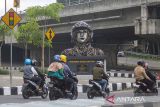 Pengendara melintas di depan Monumen Keselamatan di Padalarang, Kabupaten Bandung Barat, Jawa Barat, Rabu (8/1/2025). Polres Cimahi membangun Monumen Keselamatan dari 700 knalpot sitaan hasil penindakan selama tahun 2024 sebagai bentuk sosialisasi dan edukasi kepada masyarakat soal pelarangan penggunaan knalpot brong sesuai Undang-undang Nomor 22 Tahun 2009 tentang Lalu Lintas dan Angkutan Jalan. ANTARA FOTO/Abdan Syakura/agr