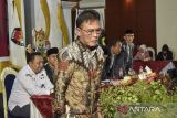 Bupati Ciamis terpilih Herdiat Sunarya menghadiri rapat pleno terbuka penetapan pasangan calon Bupati dan Wakil Bupati Kabupaten Ciamis saat Pilkada 2024 di Kabupaten Ciamis, Jawa Barat, Kamis (9/1/2025). KPU Ciamis menetapkan pasangan tunggal terpilih Bupati dan Wakil Bupati Herdiat Sunarya dan Yana Diana Putra periode 2024-2029 dengan perolehan suara sah sebanyak 589.695 suara atau 89,30 persen. ANTARA FOTO/Adeng Bustomi/agr