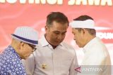 Gubernur terpilih Provinsi Jawa Barat Dedi Mulyadi (kanan) berbincang dengan Pj Gubernur Jawa Barat Bey Machmudin (tengah) dan Ketua DPRD Jawa Barat Buky Wibawa (kanan) usai rapat pleno terbuka Penetapan Pasangan Calon Gubernur dan Wakil Gubernur Terpilih Provinsi Jawa Barat 2024 di Hotel Grand Mercure, Bandung, Jawa Barat, Kamis (9/1/2024). KPU Jawa Barat menetapkan pasangan Dedi Mulyadi dan Erwan Setiawan sebagai Gubernur dan Wakil Gubernur Jawa Barat periode 2025-2030 dengan perolehan suara sebanyak 14.130.192 atau unggul 62,22 persen pada Pilkada serentak 2024 lalu. ANTARA FOTO/Novrian Arbi/agr
