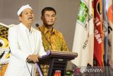 Pasangan Gubernur dan Wakil Gubernur  terpilih Provinsi Jawa Barat Dedi Mulyadi (kiri) dan Erwan Setiawan (kanan) memberikan sambutan saat rapat pleno terbuka Penetapan Pasangan Calon Gubernur dan Wakil Gubernur Terpilih Provinsi Jawa Barat 2024 di Hotel Grand Mercure, Bandung, Jawa Barat, Kamis (9/1/2024). KPU Jawa Barat menetapkan pasangan Dedi Mulyadi dan Erwan Setiawan sebagai Gubernur dan Wakil Gubernur Jawa Barat periode 2025-2030 dengan perolehan suara sebanyak 14.130.192 atau unggul 62,22 persen pada Pilkada serentak 2024 lalu. ANTARA FOTO/Novrian Arbi/agr
