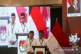 Pasangan gubernur dan wakil gubernur Banten terpilih Andra Soni (kanan) dan Achmad Dimyati Natakusumah menyampaikan sambutan saat rapat pleno terbuka penetapan pasangan calon terpilih hasil Pilkada 2024 di kantor KPU Provinsi Banten, Kota Serang, Banten, Kamis (9/1/2025). KPU Banten menetapkan pasangan Andra Soni-Achmad Dimyati Natakusumah sebagai gubernur dan wakil gubernur Banten terpilih dengan perolehan sebanyak 3.102.501 suara atau 55,88 persen dari total suara sah. ANTARA FOTO/Angga Budhiyanto/gp