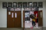 Pekerja mengangkut kursi untuk ditata di ruang rapat pleno terbuka di kantor KPU Provinsi Banten, Kota Serang, Banten, Rabu (8/1/2025). Komisi Pemilihan Umum (KPU) Banten melakukan sejumlah persiapan jelang penetapan pasangan gubernur dan wakil gubernur terpilih, Andra Soni dan Achmad Dimyati Natakusumah pada Kamis (9/1), serta turut mengundang pasangan calon nomor urut satu Airin Rachmi Diany dan Ade Sumardi sekaligus seluruh partai politik pengusung kedua pasangan calon. ANTARA FOTO/Angga Budhiyanto/gp