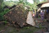 Warga melihat dampak banjir bandang di Desa Gunungsari, Maesan, Bondowoso, Jawa Timur, Jumat (10/1/2025). Bencana banjir bandang yang terjadi, Kamis (9/1) malam tersebut mengakibatkan 12 unit rumah warga rusak, dan 30 kepala keluarga atau 200-an jiwa terdampak. Antara Jatim/Seno/mas.