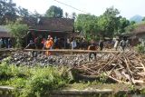 Sejumlah relawan membersihkan material kayu dampak banjir bandang di Desa Gunungsari, Maesan, Bondowoso, Jawa Timur, Jumat (10/1/2025). Bencana banjir bandang yang terjadi, Kamis (9/1) malam tersebut mengakibatkan 12 unit rumah warga rusak, dan 30 kepala keluarga atau 200-an jiwa terdampak. Antara Jatim/Seno/mas.