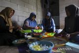 Petugas menyiapkan paket makanan bergizi pencegah stunting di Kecamatan Curug, Kota Serang, Banten, Jumat (10/1/2025). Rumah Sehat Baznas Banten mendistribusikan sebanyak 100 porsi paket makanan bergizi setiap harinya yang dimulai sejak 19 Desember 2024 selama tiga bulan dengan menargetkan anak di bawah usia dua tahun sebagai upaya pemenuhan gizi serta mencegah stunting. ANTARA FOTO/Angga Budhiyanto/gp