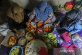 Petugas menyiapkan paket makanan bergizi pencegah stunting di Kecamatan Curug, Kota Serang, Banten, Jumat (10/1/2025). Rumah Sehat Baznas Banten mendistribusikan sebanyak 100 porsi paket makanan bergizi setiap harinya yang dimulai sejak 19 Desember 2024 selama tiga bulan dengan menargetkan anak di bawah usia dua tahun sebagai upaya pemenuhan gizi serta mencegah stunting. ANTARA FOTO/Angga Budhiyanto/gp