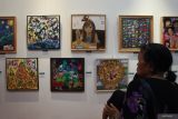 Sejumlah pengunjung mengamati lukisan pada pameran Lotus Art Courses Festa Exhibition 2025 di Wisma Jerman Surabaya, Jawa Timur, Jumat (10/1/2025). Lotus Art Courses memamerkan 44 lukisan karya peserta didiknya beserta pembinanya yang berlangsiung sampai 12 Januari 2025. Antara Jatim/ Didik Suhartono/mas.