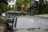 Prajurit TNI memeriksa senjata yang terpasang di kendaraan taktis Maung Versi tiga Mobile Jammer jenis Tangguh di PT. Pindad (Persero), Bandung, Jawa Barat, Kamis (9/1/2025). PT. Pindad (Persero) memproduksi sekitar 4.000 kendaraan taktis Maung MV 3 jenis Tangguh, Jelajah dan Komando untuk kebutuhan operasional Kementerian Pertahanan yang akan di distribusikan ke berbagai satuan TNI. ANTARA FOTO/Raisan Al Farisi/agr