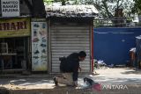 Petugas Dinas Ketahan Pangan dan Pertanian Kota Bandung (DKPP) menangkap kucing liar di Jalan Arjuna, Bandung, Jawa Barat, Jumat (10/1/2025). DKPP Kota Bandung meluncurkan program Kontrol Populasi Kucing Teridentifikasi Liar (Kopi Cinta) yang menyasar kucing liar di permukiman warga untuk disterilisasi guna mengontrol populasi dan menjaga kesehatan kucing serta lingkungan. ANTARA FOTO/Raisan Al Farisi/agr
