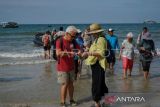 Kapal pesiar MV Coral Geografer berlabuh di Bontobahari Bulukumba