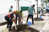 Sejumlah pegawai PT KAI Daop 7 Madiun mananam bibit pohon dalam gerakan penanaman sejuta pohon untuk Indonesia di kawasan Stasiun Kereta Api Madiun, Jawa Timur, Jumat (10/1/2025). Dalam kegiatan yang bertujuan menjaga kelestatian lingkuntan itu PT KAI Daop 7 Madiun menanam 653 pohon berbagai jenis terdiri pohon evergreen dan pohon buah di 34 kawasan stasiun KA di wilayah kerjanya. Antara Jatim/Siswowidodo/mas.