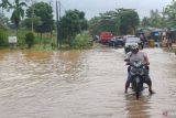 Jalan Nusantara di Tanjungpinang terendam banjir, sejumlah kendaraan mogok