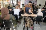 Warga penyandang disabilitas membawa alat bantu kaki palsu usai penyerahan bantuan di Bandung, Jawa Barat, Jumat (10/1/2025). Yayasan Kreativitas Difabel Mandiri bekerjasama dengan PT. Migas Utama Jawa Barat memberikan bantuan alat kesehatan prostetik yang terdiri dari 12 kaki palsu, satu tangan palsu dan satu penyangga kaki bagi para penyandang disabilitas daksa di sejumlah daerah di Jawa Barat. ANTARA FOTO/Novrian Arbi/agr