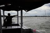 Nelayan menunjukkan pagar laut misterius yang terpasang di kawasan pesisir Kabupaten Tangerang, Banten, Kamis (9/1/2025). Menteri Kelautan dan Perikanan (KKP) Sakti Wahyu Trenggono akan mencabut pagar laut yang terbentang 30,16 kilometer di Laut Tangerang, Banten apabila tidak mengantongi izin Kesesuaian Kegiatan Pemanfaatan Ruang Laut (KKPRL) karena mengganggu pergerakan kapal nelayan dan berpotensi merusak ekosistem laut. ANTARA FOTO/Sulthony Hasanuddin/gp