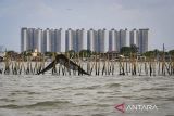 Pagar laut misterius terpasang di kawasan pesisir Kabupaten Tangerang, Banten, Kamis (9/1/2025). Menteri Kelautan dan Perikanan (KKP) Sakti Wahyu Trenggono akan mencabut pagar laut yang terbentang 30,16 kilometer di Laut Tangerang, Banten apabila tidak mengantongi izin Kesesuaian Kegiatan Pemanfaatan Ruang Laut (KKPRL) karena mengganggu pergerakan kapal nelayan dan berpotensi merusak ekosistem laut. ANTARA FOTO/Sulthony Hasanuddin/gp