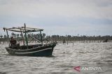 Nelayan menunjukkan pagar laut misterius yang terpasang di kawasan pesisir Kabupaten Tangerang, Banten, Kamis (9/1/2025). Menteri Kelautan dan Perikanan (KKP) Sakti Wahyu Trenggono akan mencabut pagar laut yang terbentang 30,16 kilometer di Laut Tangerang, Banten apabila tidak mengantongi izin Kesesuaian Kegiatan Pemanfaatan Ruang Laut (KKPRL) karena mengganggu pergerakan kapal nelayan dan berpotensi merusak ekosistem laut. ANTARA FOTO/Sulthony Hasanuddin/gp