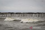 Pagar laut misterius terpasang di kawasan pesisir Kabupaten Tangerang, Banten, Kamis (9/1/2025). Menteri Kelautan dan Perikanan (KKP) Sakti Wahyu Trenggono akan mencabut pagar laut yang terbentang 30,16 kilometer di Laut Tangerang, Banten apabila tidak mengantongi izin Kesesuaian Kegiatan Pemanfaatan Ruang Laut (KKPRL) karena mengganggu pergerakan kapal nelayan dan berpotensi merusak ekosistem laut. ANTARA FOTO/Sulthony Hasanuddin/gp