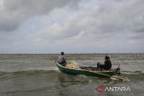 Nelayan menunjukkan pagar laut misterius yang terpasang di kawasan pesisir Kabupaten Tangerang, Banten, Kamis (9/1/2025). Menteri Kelautan dan Perikanan (KKP) Sakti Wahyu Trenggono akan mencabut pagar laut yang terbentang 30,16 kilometer di Laut Tangerang, Banten apabila tidak mengantongi izin Kesesuaian Kegiatan Pemanfaatan Ruang Laut (KKPRL) karena mengganggu pergerakan kapal nelayan dan berpotensi merusak ekosistem laut. ANTARA FOTO/Sulthony Hasanuddin/gp