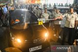 \Tersangka memperagakan adegan saat rekonstruksi kasus penembakan bos rental mobil di Rest Area KM 45 Tol Tangerang-Merak, Kabupaten Tangerang, Banten, Sabtu (11/1/2025). Pusat Polisi Militer Angkatan Laut menggelar 36 adegan rekonstruksi dengan menghadirkan para saksi dan ketiga tersangka oknum TNI AL yaitu AA, RH dan BA untuk mendalami kasus yang menyebabkan dua orang tewas berinisal IAR dan RAB tersebut. ANTARA FOTO/Sulthony Hasanuddin/gp