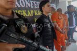 Tersangka diperlihatkan saat rilis pengungkapan kasus narkoba di Polres Bogor, Kabupaten Bogor, Jawa Barat, Jumat (10/1/2024). Sat Narkoba Polres Bogor menggagalkan peredaran narkoba jenis sabu dengan barang bukti seberat 6,9 kilogram dari dua pelaku pengedarÂ narkobaÂ inisial CMP (34) dan RS (33), tersangka dijerat dengan pasal 114 ayat 2 atau pasal 112 ayat 2 Undang-Undang RI Nomor 35 Tahun 2009 tentang Narkotika dengan ancaman pidana hukuman mati atau paling singkat 6 tahun penjara. ANTARA FOTO/Yulius Satria Wijaya/foc.