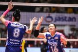 Pevoli Jakarta Livin Mandiri Tiara Ariance Ratna Sanger (kanan) dan Radostina Marinova (kiri) berselebrasi usai meraih angka atas tim Bandung BJB Tandamata pada pertandingan putaran pertama pekan kedua PLN Mobile Proliga 2025 di GOR Tri Dharma, Gresik, Jawa Timur, Sabtu (11/1/2025). Jakarta Livin Mandiri mengalahkan Bandung BJB Tandamata dengan skor 3-0 (26-24, 25-19, dan 28-26). ANTARA Jatim/Rizal Hanafi/mas.