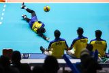 Pevoli Bandung BJB Tandamata Selly Nurfauziah (kiri) terjatuh saat berusaha mengembalikan bola ke arah tim Jakarta Livin Mandiri pada pertandingan putaran pertama pekan kedua PLN Mobile Proliga 2025 di GOR Tri Dharma, Gresik, Jawa Timur, Sabtu (11/1/2025). Jakarta Livin Mandiri mengalahkan Bandung BJB Tandamata dengan skor 3-0 (26-24, 25-19, dan 28-26). ANTARA Jatim/Rizal Hanafi/mas.