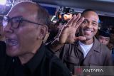 Pelatih Timnas Indonesia Patrick Kluivert (kanan) berjalan keluar setibanya di Terminal 3 Bandara Internasional Soekarno Hatta, Tangerang, Banten, Sabtu (11/1/2025). Patrick Kluivert resmi dikontrak selama dua tahun disertai opsi perpanjangan untuk menangani Timnas Indonesia menggantikan Shin Tae-yong usai diberhentikan oleh PSSI. ANTARA FOTO/Fauzan/gp