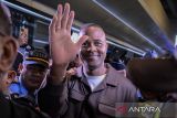 Pelatih Timnas Indonesia Patrick Kluivert (kanan) berjalan keluar setibanya di Terminal 3 Bandara Internasional Soekarno Hatta, Tangerang, Banten, Sabtu (11/1/2025). Patrick Kluivert resmi dikontrak selama dua tahun disertai opsi perpanjangan untuk menangani Timnas Indonesia menggantikan Shin Tae-yong usai diberhentikan oleh PSSI. ANTARA FOTO/Fauzan/gp