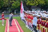 Presiden Prabowo Subianto (kedua kiri) bersama Perdana Menteri Jepang Shigeru Ishiba (ketiga kiri) memberi hormat kepada bendera kedua negara saat kunjungan kenegaraan di Istana Bogor, Bogor, Jawa Barat, Sabtu (11/1/2025). Kunjungan kenegaraan Perdana Menteri Jepang Shigeru Ishiba ke Indonesia untuk membahas sejumlah kerja sama antara kedua negara. ANTARA FOTO/Aditya Pradana Putra/agr *** Local Caption ***