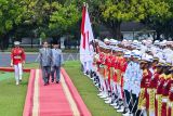 Presiden Prabowo Subianto (ketiga kiri) bersama Perdana Menteri Jepang Shigeru Ishiba (kedua kiri) memeriksa pasukan saat kunjungan kenegaraan di Istana Bogor, Bogor, Jawa Barat, Sabtu (11/1/2025). Kunjungan kenegaraan Perdana Menteri Jepang Shigeru Ishiba ke Indonesia untuk membahas sejumlah kerja sama antara kedua negara. ANTARA FOTO/Aditya Pradana Putra/agr *** Local Caption ***