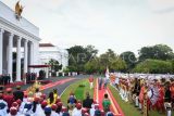 Presiden Prabowo Subianto (kanan) bersama Perdana Menteri Jepang Shigeru Ishiba (kedua kanan) memeriksa pasukan saat kunjungan kenegaraan di Istana Bogor, Kota Bogor, Jawa Barat, Sabtu (11/1/2025). Kunjungan kenegaraan Perdana Menteri Jepang Shigeru Ishiba ke Indonesia untuk membahas sejumlah kerja sama antara kedua negara. ANTARA FOTO/Aditya Pradana Putra/agr *** Local Caption ***