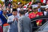 Presiden Prabowo Subianto (kiri) menyapa Perdana Menteri Jepang Shigeru Ishiba (tengah) setibanya di Istana Bogor, Kota Bogor, Jawa Barat, Sabtu (11/1/2025). Kunjungan kenegaraan Perdana Menteri Jepang Shigeru Ishiba ke Indonesia untuk membahas sejumlah kerja sama antara kedua negara. ANTARA FOTO/Aditya Pradana Putra/agr *** Local Caption ***