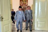 Presiden Prabowo Subianto (kiri) jalan bersama dengan Perdana Menteri Jepang Shigeru Ishiba (kanan) menuju ruang kerja Presiden saat kunjungan kenegaraan di Istana Bogor, Kota Bogor, Jawa Barat, Sabtu (11/1/2025). Kunjungan kenegaraan Perdana Menteri Jepang Shigeru Ishiba ke Indonesia untuk membahas sejumlah kerja sama antara kedua negara. ANTARA FOTO/Genta Tenri Mawangi/app/agr