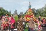 Wisatawan Candi Prambanan berebut gunungan hasil bumi pada HUT InJourney