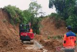 Jalan penghubung Sritanjung Muara Enim kembali longsor