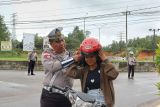 Polisi bagikan helm gratis kepada puluhan pengendara di Bintan