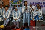 Ketua Umum Solidaritas Perempuan Untuk Indonesia (Seruni) Kabinet Merah Putih Selvi Gibran Rakabuming (kiri) berbincang dengan seorang pelajar saat kunjungan kerja di SDN Taman, Kota Serang, Banten, Selasa (14/1/2025). Kunjungan yang dilaksanakan bersama para pendamping pejabat Kabinet Merah Putih tersebut untuk memberikan sosialisasi program gerakan tujuh kebiasaan anak Indonesia hebat guna menanamkan kebiasaan baik yang dapat membentuk karakter anak menjadi generasi sehat, cerdas, dan unggul. ANTARA FOTO/Angga Budhiyanto/gp