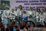 Ketua Umum Solidaritas Perempuan Untuk Indonesia (Seruni) Kabinet Merah Putih Selvi Gibran Rakabuming (kedua kiri) bersama pendamping Menko PMK Siti Faridah Pratikno (kanan) dan pendamping Menteri Dalam Negeri Tri Tito Karnavian (kiri) memberikan hadiah sepeda kepada pelajar saat kunjungan kerja di SDN Taman, Kota Serang, Banten, Selasa (14/1/2025). Kunjungan yang dilaksanakan bersama para pendamping pejabat Kabinet Merah Putih tersebut untuk memberikan sosialisasi program gerakan tujuh kebiasaan anak Indonesia hebat guna menanamkan kebiasaan baik yang dapat membentuk karakter anak menjadi generasi sehat, cerdas, dan unggul. ANTARA FOTO/Angga Budhiyanto/gp