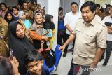 Menteri Perumahan dan Kawasan Permukiman (PKP) Maruarar Sirait (kanan) berbincang dengan warga saat mengunjungi Rusunawa Griya Cipta Kedaung, Kota Tangerang, Banten, Selasa (14/1/2025). Dalam kunjungannya Menteri PKP dan Mendagri meresmikan rumah susun yang dibangun dengan anggaran Rp45,3 miliar berisi 70 unit hunian berkapasitas 230 orang yang diperuntukan bagi masyarakat berpenghasilan rendah di Kota Tangerang. ANTARA FOTO/Sulthony Hasanuddin/gp