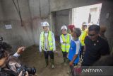 Menteri Sosial Saifullah Yusuf (tengah) meninjau pembangunan perumahan bagi nelayan yang terdampak banjir rob di Kandanghaur, Indramayu, Jawa Barat, Selasa (14/1/2025). Kementerian Sosial bersama Badan Amil Zakat Nasional (BAZNAS) membangun Kampung Nelayan Sejahtera di Desa Eretan Kulon untuk 93 kepala keluarga yang terdampak bencana rob di pesisir Indramayu. ANTARA FOTO/Dedhez Anggara/agr