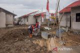 Pekerja menyelesaikan pembangunan perumahan bagi nelayan yang terdampah banjir rob di Kandanghaur, Indramayu, Jawa Barat, Selasa (14/1/2025). Kementerian Sosial bersama Badan Amil Zakat Nasional (BAZNAS) membangun Kampung Nelayan Sejahtera di Desa Eretan Kulon untuk 93 kepala keluarga yang terdampak bencana rob di pesisir Indramayu. ANTARA FOTO/Dedhez Anggara/agr