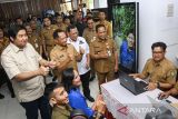 Menteri Dalam Negeri (Mendagri) Tito Karnavian (kedua kiri) bersama Menteri Perumahan dan Kawasan Permukiman (PKP) Maruarar Sirait (kiri), Pj Gubernur Banten Ucok Abdulrauf Damenta (ketiga kiri), dan Pj Wali Kota Tangerang Nurdin (keempat kiri) meninjau layanan Persetujuan Bangunan Gedung (PBG) di Gedung Pusat Pemerintahan Kota Tangerang, Banten, Selasa (14/1/2025). Dalam kunjungannya Mendagri dan Menteri PKP meresmikan inovasi pelayanan PBG yang dapat memangkas waktu birokrasi dengan menerbitkan persetujuan bangunan gedung dalam waktu maksimal 10 jam di Mal Pelayanan Publik (MPP) Kota Tangerang. ANTARA FOTO/Sulthony Hasanuddin/gp