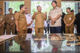 Menteri Dalam Negeri (Mendagri) Tito Karnavian (ketiga kanan) bersama Menteri Perumahan dan Kawasan Permukiman (PKP) Maruarar Sirait (kedua kanan), Pj Gubernur Banten Ucok Abdulrauf Damenta (kelima kiri), dan Pj Wali Kota Tangerang Nurdin (keempat kiri) meninjau Mal Pelayanan Publik Kota Tangerang, Banten, Selasa (14/1/2025). Dalam kunjungannya Mendagri dan Menteri PKP meresmikan inovasi pelayanan PBG yang dapat memangkas waktu birokrasi dengan menerbitkan persetujuan bangunan gedung dalam waktu maksimal 10 jam di Mal Pelayanan Publik (MPP) Kota Tangerang. ANTARA FOTO/Sulthony Hasanuddin/gp