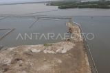 Foto udara alat berat terparkir di samping pagar laut yang terpasang di kawasan pesisir Tarumajaya, Kabupaten Bekasi, Jawa Barat, Selasa (14/1/2025). Menurut nelayan setempat pemasangan pagar laut yang membentang sepanjang 2 km itu mengganggu lalu lintas kapal kecil dan berpotensi merusak ekosistem laut karena adanya pengerukan tanah. ANTARA FOTO/Fakhri Hermansyah/tom.