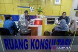 Petugas melayani wajib pajak di Kantor Pelayanan Pajak (KPP) Pratama Serang Timur, Kota Serang, Banten, Rabu (15/1/2025). Kantor Wilayah (Kanwil) Direktorat Jendral Pajak (DJP) Kementerian Keuangan Banten mencatat realisasi penerimaan pajak tahun 2024 mencapai Rp80,52 triliun atau 100,41 persen dari target APBN 2024 sebesar Rp80,19 triliun dan tumbuh sebesar 13,53 persen. ANTARA FOTO/Muhammad Bagus Khoirunas/gp